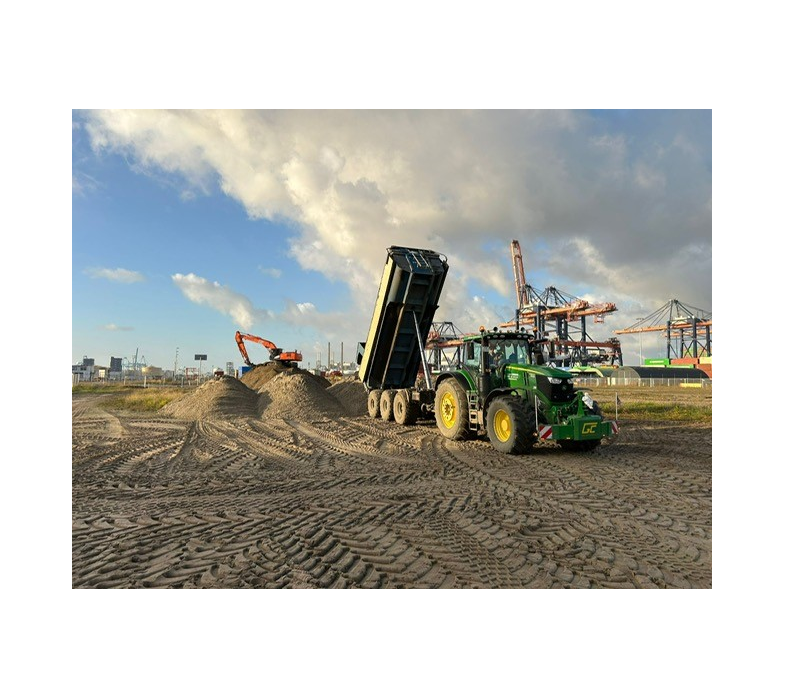 Trekker met gronddumper